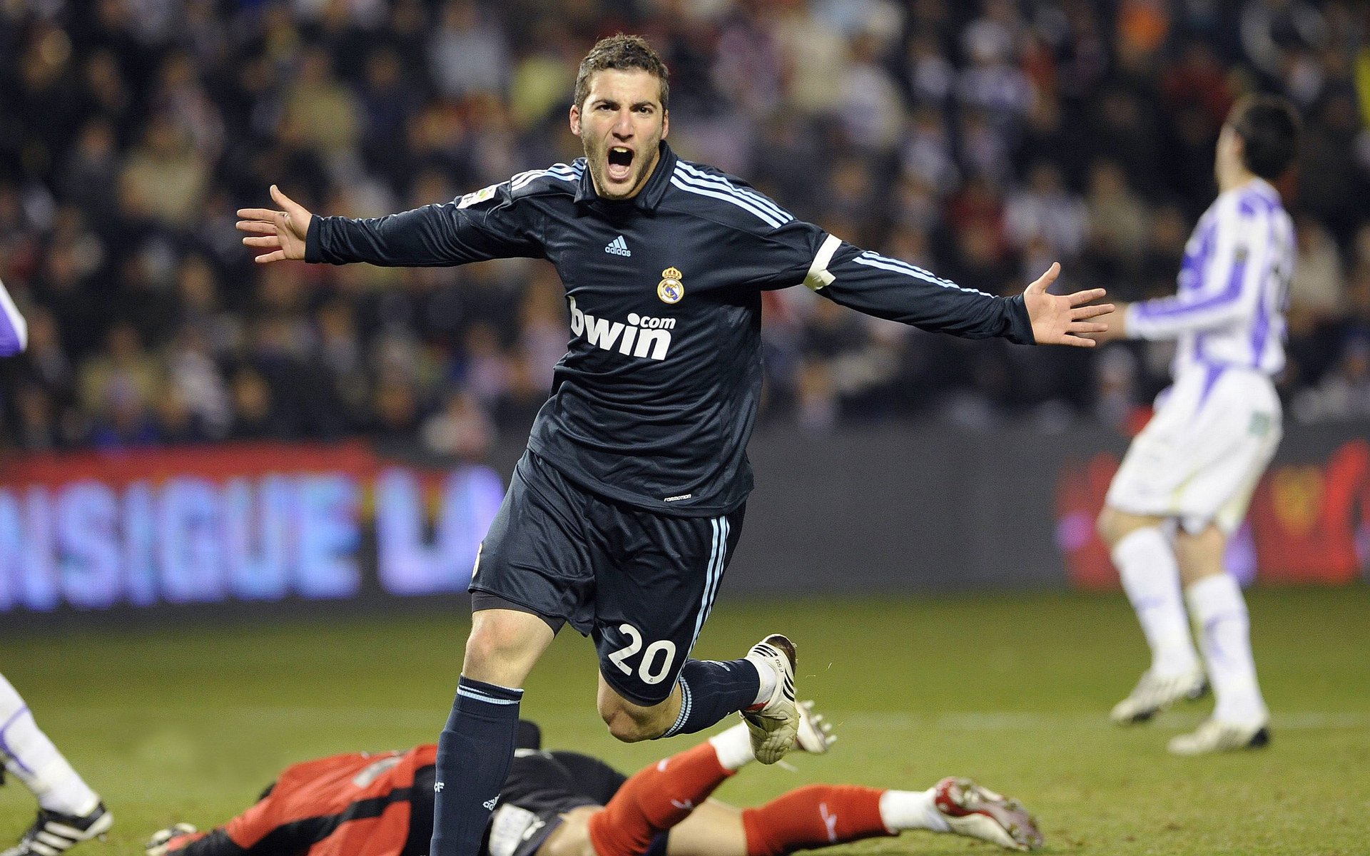 塞尔维亚队前途光明！，德布劳内新星重要助攻表现突出观众掌声雷动