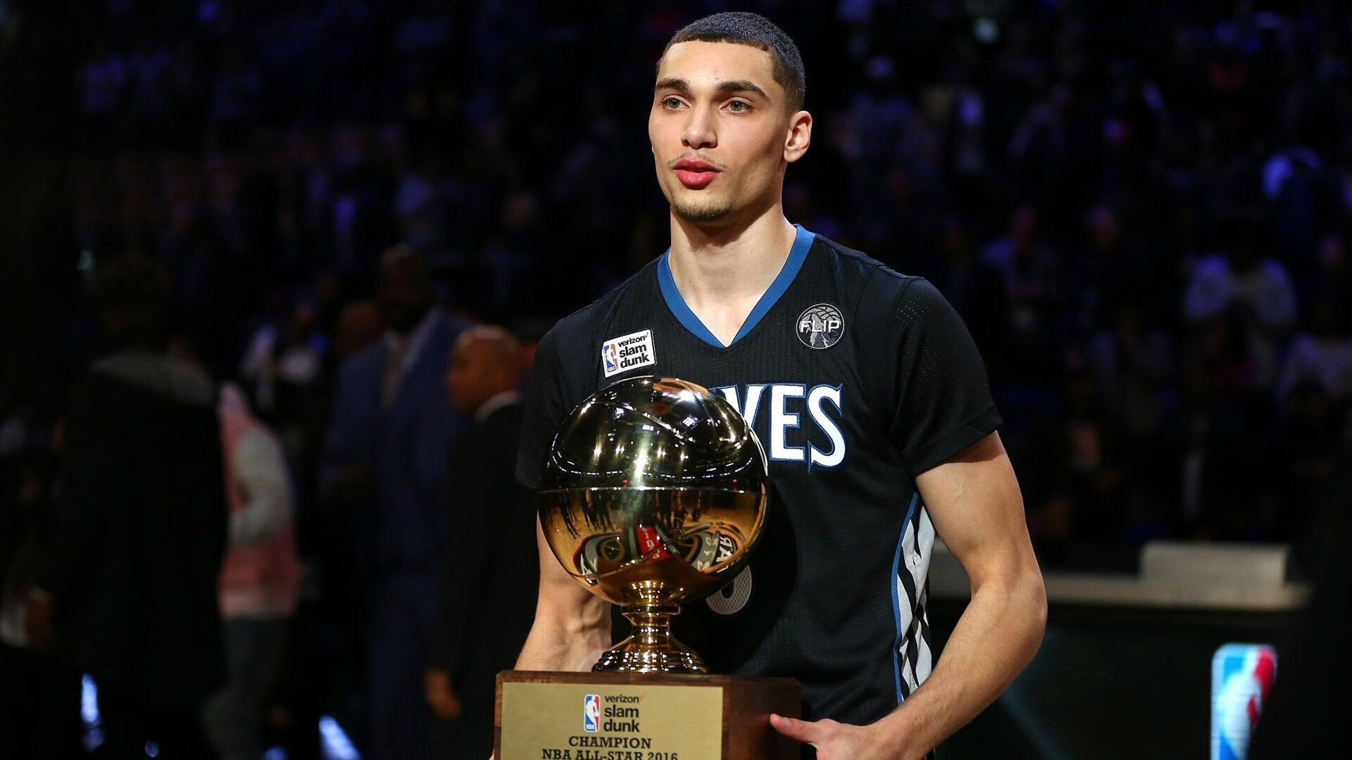 巴塞罗那观众热烈欢呼！，字母哥迎来七赛季出色发挥热度持续攀升